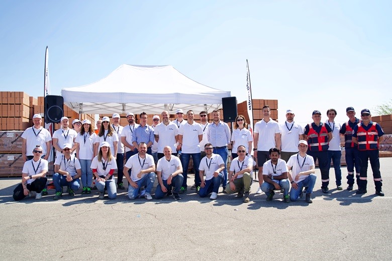 Lo staff di wienerberger insieme alle autorità locali e alla protezione civile