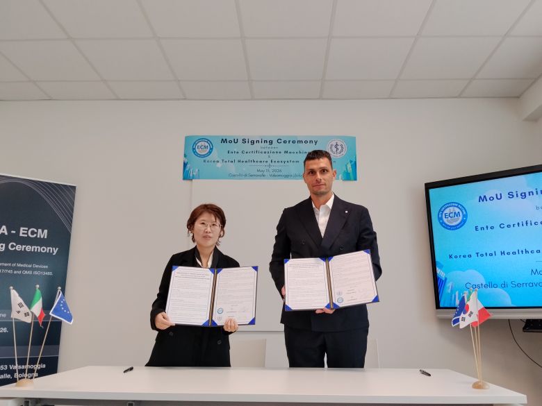 Heekyung Jung, segretaria generale di KOTHEA, e Luca Bedonni, CEO di Ente Certificazione Macchine - ECM, al momento della firma del Memorandum of Understanding