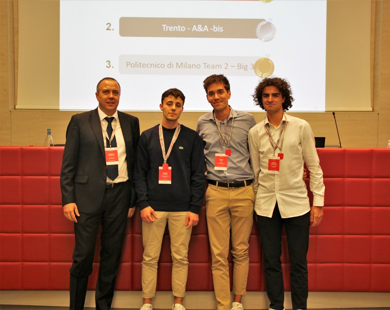 Il team dell’Università degli Studi di Bergamo, composto da Lorenzo Cavagna, Andrea Coli e Roberto Fradegrada, vincitore della prima edizione della Supply Chain Challenge con Marcello Carretta, partner di Makeitalia