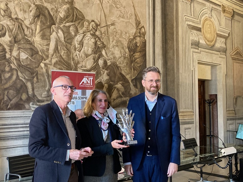 Il dott. Italo Malavasi, coordinatore delle équipe ANT di Bologna, Raffaella Pannuti presidente di ANT e il sindaco di Bologna Matteo Lepore