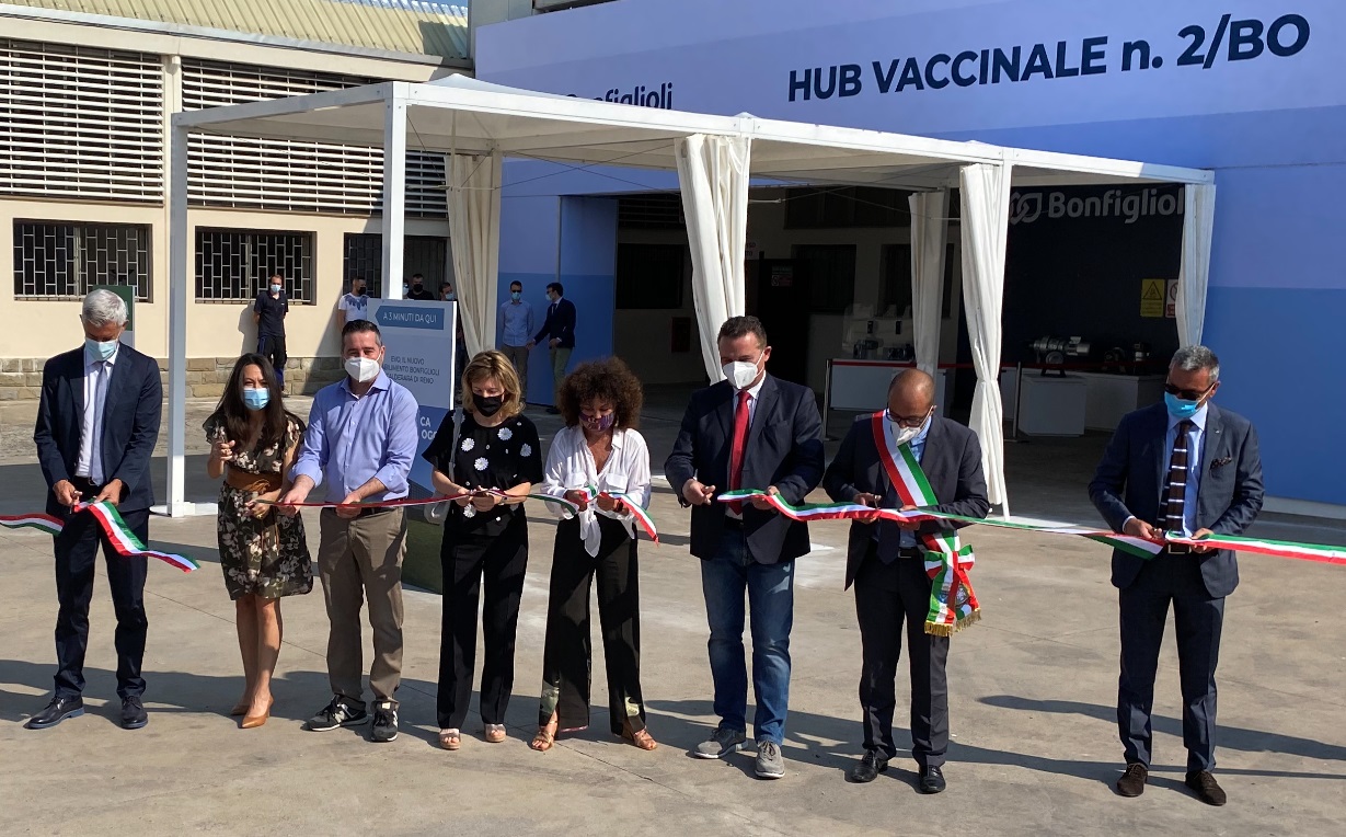 Il taglio del nastro presso l’hub vaccinale accolto da Bonfiglioli Riduttori a Calderara di Reno 