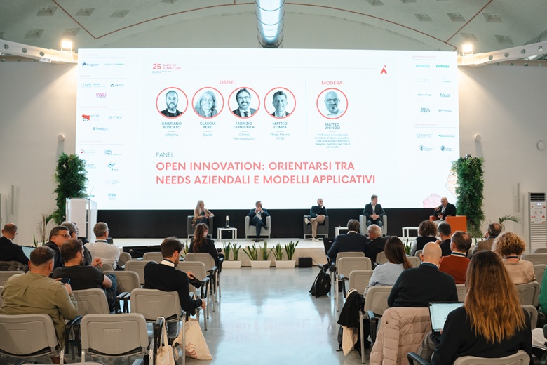 Un momento della celebrazione dei 25 anni di attività di Almacube al Dama di Bologna