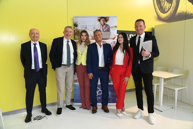 Da sinistra: Giuseppe Nale, CTO di Skybackbone Engenio - Luca Bulgarelli, sales director di Skybackbone Engenio - Tiziana Fait, giornalista e conduttrice - Paolo Campo, CEO di NEOS Smart Solution - Angelica Campo - Stefano Bergonzini, giornalista e massmediologo