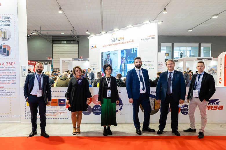 Ing. Pasquale D’Andria (Direttore Tecnico e Marketing URSA Italia), Dott.ssa Mara Albanese (Genaral Manager Assistant), Arch. Daniela Cardace (Responsabile Tecnico Area nord ovest e centro), Arch. Raffaele Fabrizio (Responsabile Tecnico Area sud), Ing. Antonio Tenace (Direttore Generale URSA Italia), Arch. Enrico Maria Gamba (Responsabile Tecnico Area nord est).