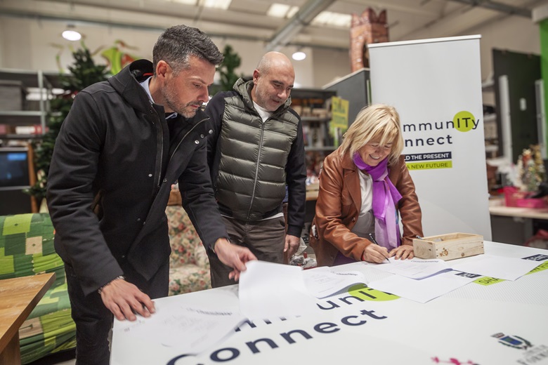 Il momento della firma: da sinistra, Simone Ponzoni, CEO di Quanture Spa, Fabio Giovanardi, presidente dell'associazione TuttoSiMuove Onlus, e Maria Costi, sindaco del Comune di Formigine