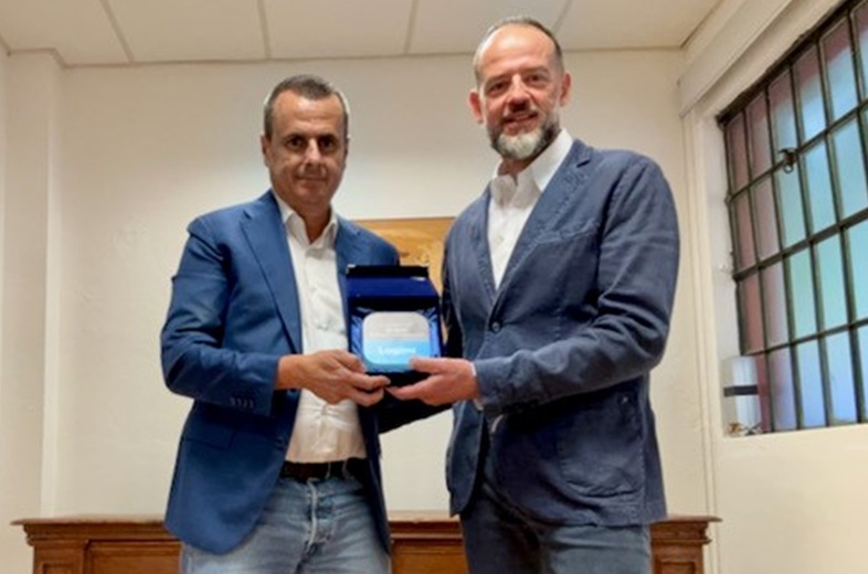 A sinistra Giacomo Villano, Direttore delle Relazioni, Sviluppo Territorio e Organizzazione di Confindustria Emilia consegna la targa del 10° anniversario a Stefano Rossetti AD di Logimi