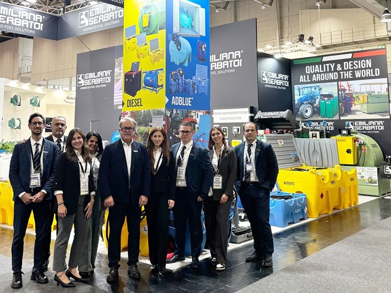 Il CEO Gian Lauro Morselli insieme allo staff di Emiliana Serbatoi a Agritechnica 2025