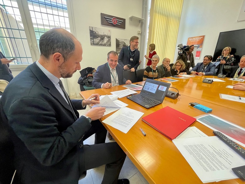 L'ad di Trenitalia, Alessandro Tullio, firma il protocollo d'intesa per introdurre anche nel trasporto regionale dell’Emilia-Romagna la Conciliazione paritetica