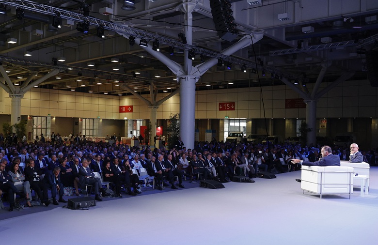Federico Fubini, inviato e editorialista del Corriere della Sera, dialoga con il presidente di Confindustria Emanuele Orsini, sul palco di FARETE 2025