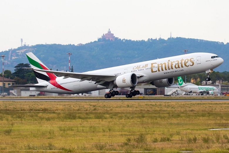 Un aereo della flotta Emirates a Bologna