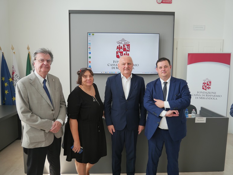 Da sx: Rettore dell’Università di Modena e Reggio Emilia, professor Carlo Adolfo Porro, Ass. Paola Salomoni (Università e Ricerca), Ass. Vincenzo Colla (Sviluppo economico e Green economy) e presidente della Fondazione Cassa di Risparmio di Mirandola Francesco Vincenzi.