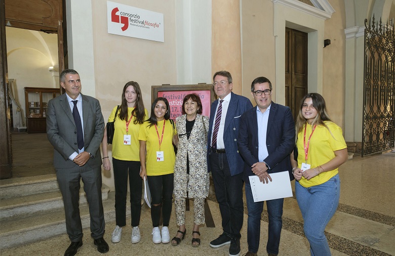 Paolo Cavicchioli, Michelina Borsari, Gian Carlo Muzzarelli e Daniele Francesconi insieme ai volontari del Festival Filosofia (Foto Serena Campanini)