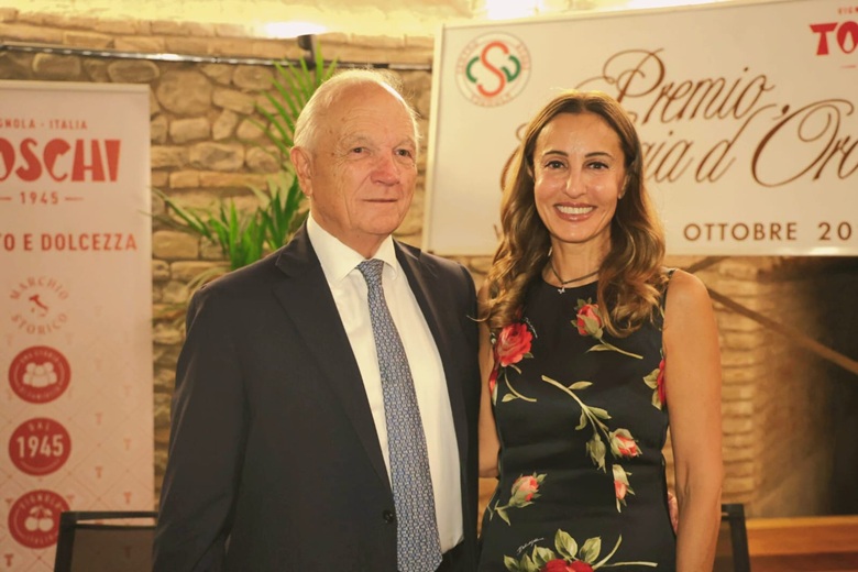 Il presidente del Centro Studi Vignola, Massimo Toschi, e Federica Minozzi, CEO di Iris Ceramica Group, vincitrice del Premio Ciliegia d’Oro 2025