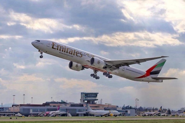 Un aereo della flotta Emirates all'aeroporto di Bologna
