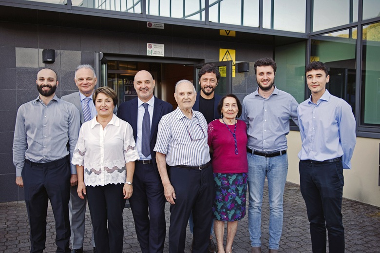 Il sindaco di Pianoro, Luca Vecchiettini, e il vicesindaco Luca Casarini con la famiglia Gamberini