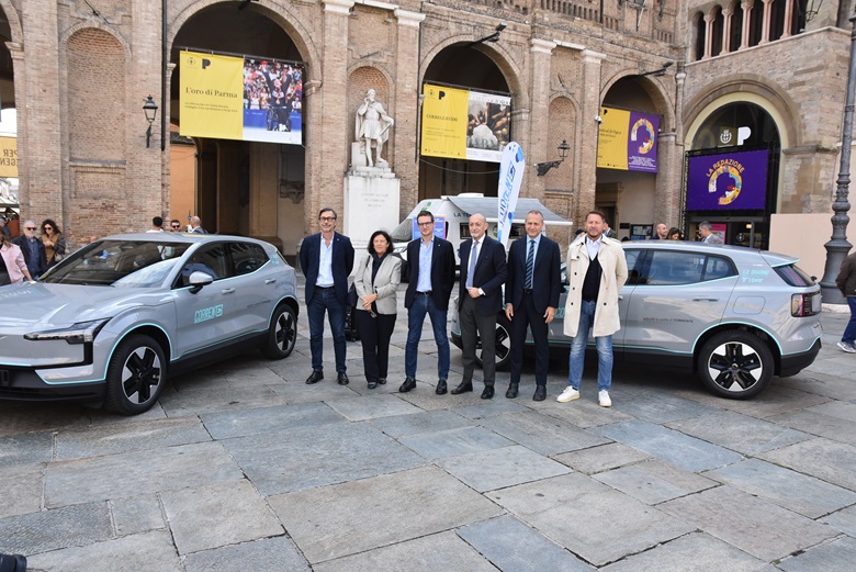 Da sinistra: Gianluca Borghi, Assessore alla Sostenibilità Ambientale, Energetica ed alla Mobilità del Comune di Parma; Giuseppina Gualtieri, Presidente e Amministratore Delegato di Tper; Michele Guerra, Sindaco di Parma; Michele Crisci, Amministratore Delegato di Volvo Car Italia; Fabio Teti, Direttore Amministrazione, Finanza e Commerciale di Tper; e Michele Ziveri, Amministratore Unico di Infomobility Spa  