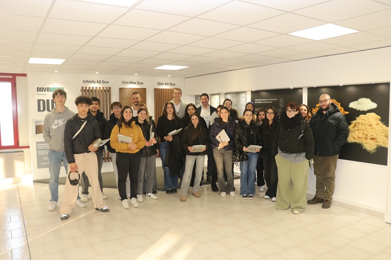 L’amministratore delegato di Iperwood, Andrea Pizzardi, con gli studenti delle classi quinte dell’Istituto Tecnico Economico “V. Bachelet” di Ferrara in visita al polo produttivo di Novowood