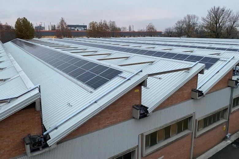 Impianto fotovoltaico installato sul tetto della sede dell'azienda Salami