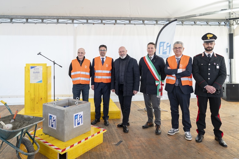 Da sinistra: Daniele Pavirani, dipendente con la più lunga anzianità di servizio (39 anni) in Interpump Hydraulics; Enrico Lo Greco, presidente e CEO di Interpump Hydraulics; Stefano Bonaccini, presidente della Regione Emilia-Romagna; Emanuele Bassi, Sindaco di Sala Bolognese; Paolo Cleopatra, vicepresidente e CEO Interpump Hydraulics; il maresciallo Ermanno De Biase