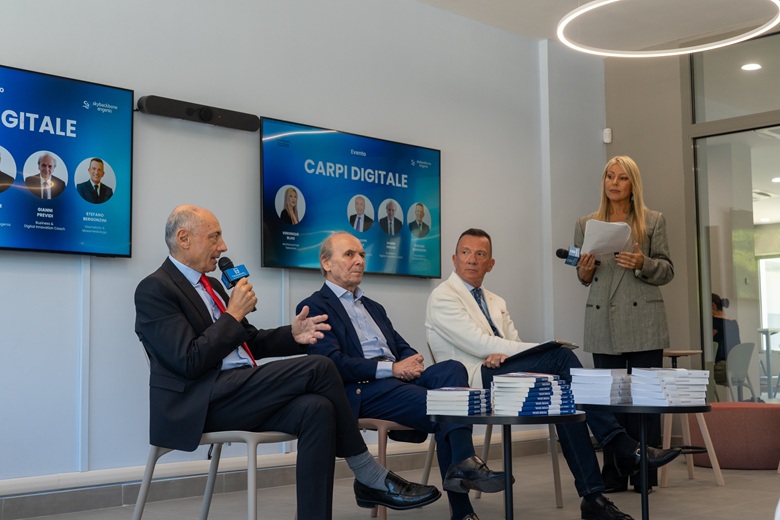 Da sinistra: Giuseppe Nale, fondatore di Skybackbone Engenio; Gianni Previdi, innovatore umanista, docente universitario e autore; Stefano Bergonzini, giornalista professionista ed esperto di innovazione, tecnologia e motorsport; la moderatrice Veronique Blasi.