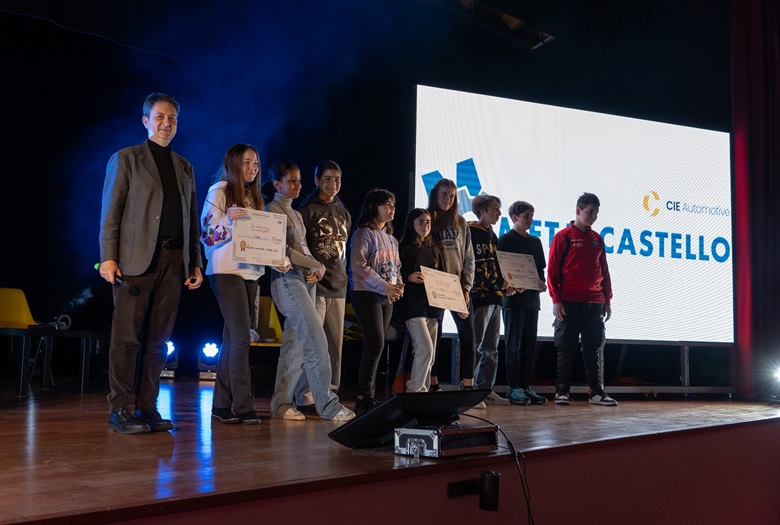 Stefano Scutigliani, amministratore delegato di Metalcastello, con i ragazzi premiati