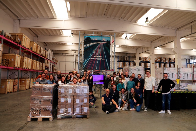 Il gruppo dei lavoratori dell'azienda Porrini al lavoro per creare i pasti che Rise Against Hunger distribuirà; al centro Massimo Porrini, CEO della società