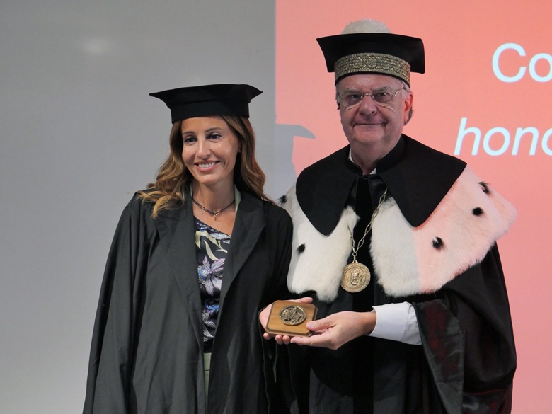 Federica Minozzi, CEO di Iris Ceramica Group, e il Magnifico Rettore di Unimore, Prof. Carlo Adolfo Porro