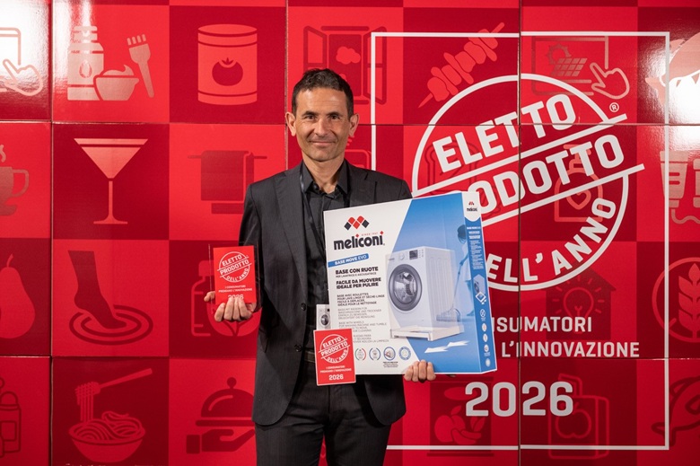 Luca Cucciniello, responsabile marketing di Meliconi, ritira il premio Prodotto dell'anno 2026