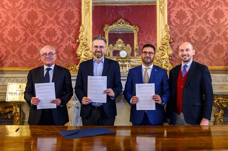 Franco Fogacci, direttore centrale servizi ambientali e flotte di Hera, il sindaco di Bologna Matteo Lepore, Agostino Scialfa, presidente della filiera Turismo e Cultura di Confindustria Emilia, e l'assessore alla manutenzione e pulizia della città Simone Borsari (photocredit Giorgio Bianchi/Comune di Bologna)