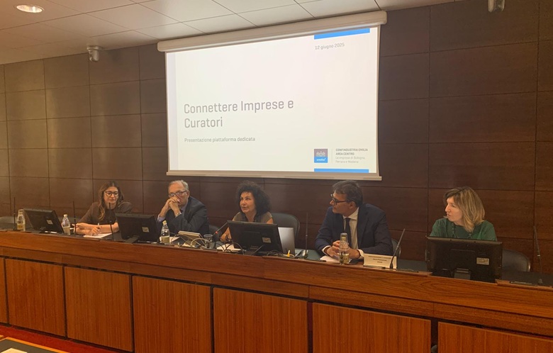 Da sinistra: Camilla Ovi, giudice delegato presso il Tribunale di Modena - Pasquale Liccardo, presidente del Tribunale di Bologna - Sonia Bonfiglioli, presidente di Confindustria Emilia - Riccardo Monti, responsabile dell'area Ambiente, sicurezza, energia e territorio di Confindustria Emilia - Tiziana Ferrari, direttore generale di Confindustria Emilia
