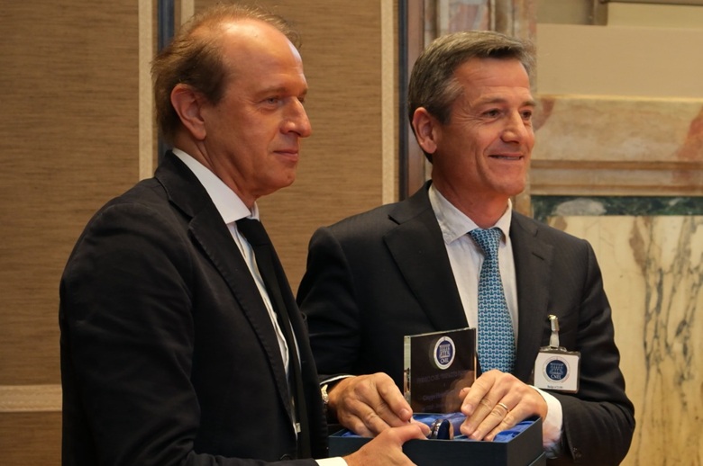 La consegna del premio all’amministratore delegato del Gruppo Hera, Orazio Iacono (a destra) da parte del Consigliere del CNEL, Massimo Giuntoli
