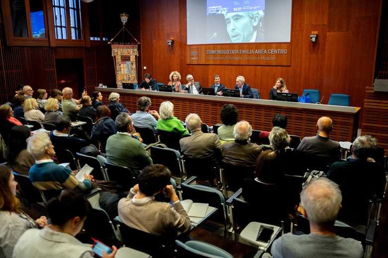 Un momento dell'incontro “Possiamo governare l’intelligenza artificiale?”, con l’economista Tito Boeri ospite d’onore, che si è tenuto nella sede di Confindustria Emilia a Bologna