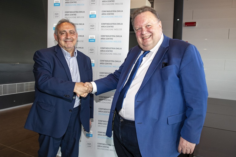 La stretta di mano tra il nuovo presidente della Delegazione Imolese di Confindustria Emilia, Alessandro Curti, e il presidente uscente, Marco Gasparri