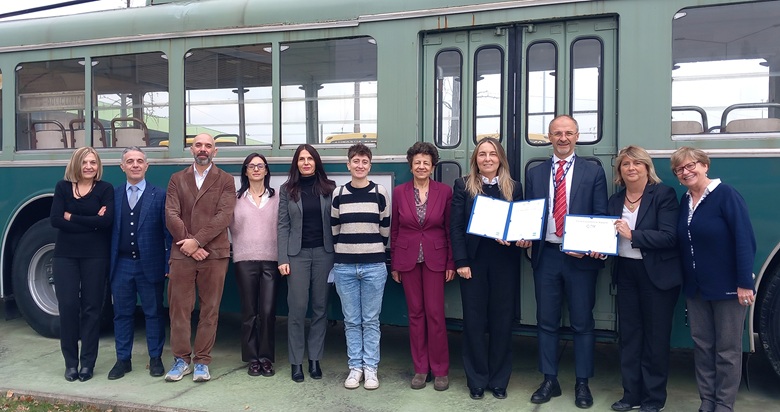 La consegna a SETA del Certificato UNI/PdR 125:2022 e del Certificato di “Eccellenza Gold” Certiquality. 