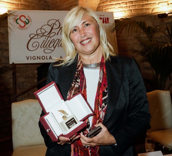 Rita Cucchiara con il Premio Ciliegia d'Oro 2022
