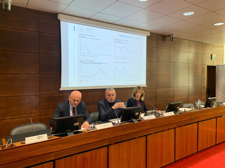 Da sinistra: Vincenzo Colla, vicepresidente con delega a sviluppo economico e green economy, energia, formazione professionale, università e ricerca della Regione Emilia-Romagna, Valter Caiumi, presidente Confindustria Emilia, e Tiziana Ferrari, direttore generale Confindustria Emilia