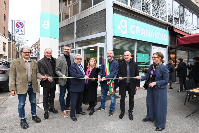 Il taglio del nastro per il primo spaccio Granarolo in chiave anti-spreco a Ferrara