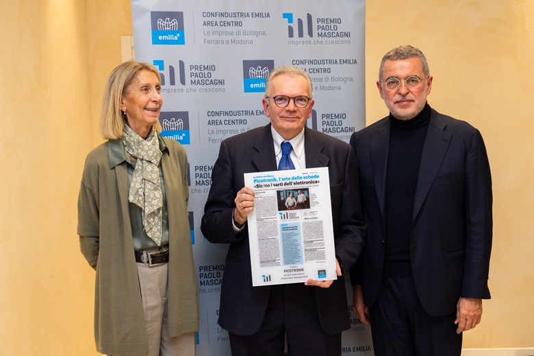 Luca Dotti, presidente Picotronik, riceve la targa di partecipazione al “Premio Mascagni” da Valter Caiumi, presidente di Confindustria Emilia, ed Elena Zacchiroli Mascagni