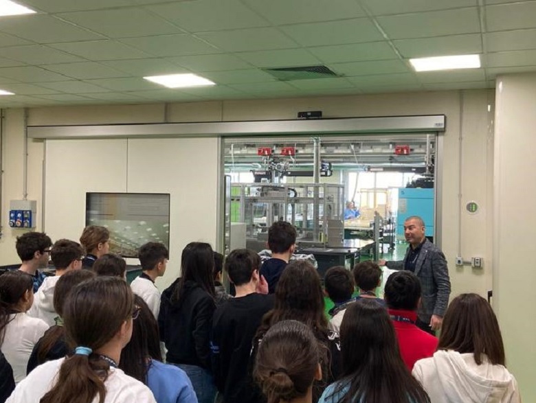 Una classe 2° delle scuole Montanari di Mirandola in visita ad una delle aziende del gruppo #WeCare