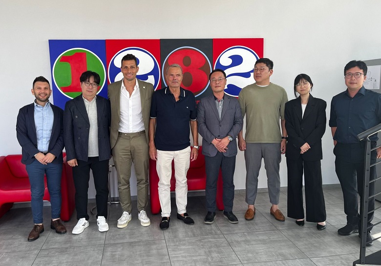 Da sinistra: Andrea Cavagnini, GM di ECM Shanghai; MyungSoo Kang, manager di ECM Korea; Luca Bedonni, amministratore unico di ECM; Antonio Bedonni, socio fondatore di ECM; Kiil Nam e YoungChul Seo di KTC, SongHee Lee di ECM Korea, JuHyun Jung, MDR & ISO 13485 Auditor