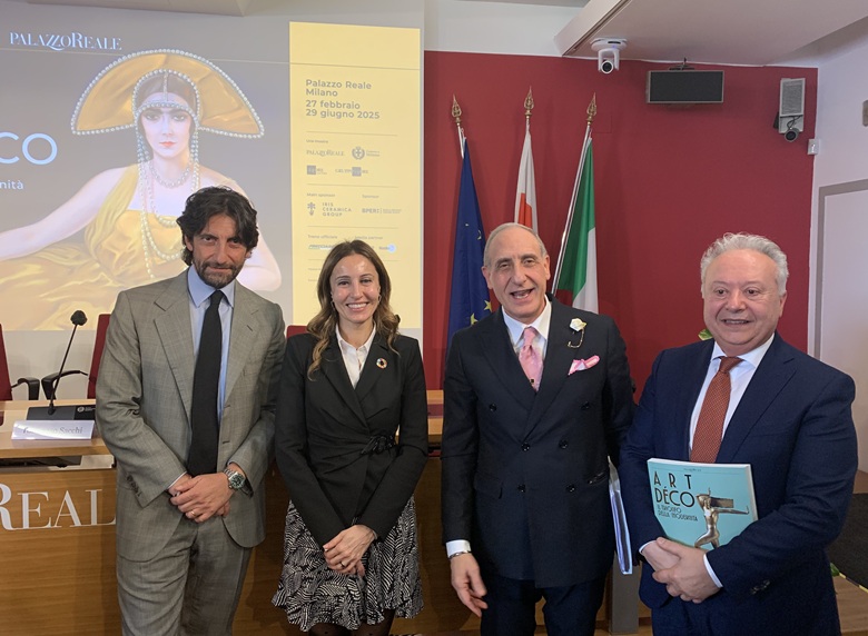 Da sinistra: Federico Silvestri, amministratore delegato di 24Ore Cultura, Federica Minozzi, amministratore delegato di Iris Ceramica Group, Domenico Piraina, direttore Palazzo Reale di Milano, Valerio Terraroli, curatore della mostra