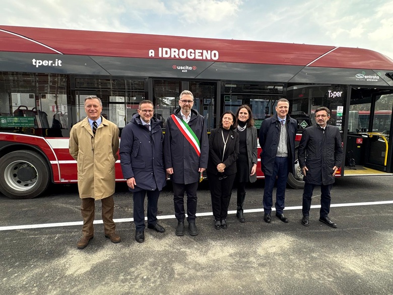 Nella foto, da sinistra: Giovanni Berti Arnoaldi Veli, Amministratore Unico di SRM-Reti e Mobilità; Michele Campaniello, Assessore alla Nuova Mobilità del Comune di Bologna; Matteo Lepore, Sindaco di Bologna; Giuseppina Gualtieri, Presidente e Amministratrice Delegata di Tper SpA; Elena Gaggioli, Presidente del Quartiere Borgo Panigale-Reno; Paolo Paolillo, Direttore di Tper SpA; e Cleto Carlini, Direttore Generale della Direzione Cura del territorio e dell’Ambiente della Regione Emilia-Romagna.