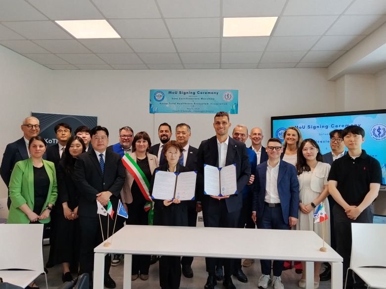 Foto di gruppo con tutti i partecipanti alla cerimonia ufficiale per la firma del Memorandum of Understanding (MoU) con Korea Total Healthcare Ecosystem Association (KOTHEA)