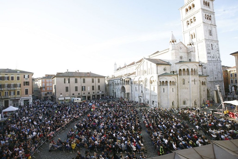 Una foto di una edizione passata del Festival Filosofia in piazza Grande a Modena (Foto di Elisabetta Baracchi)