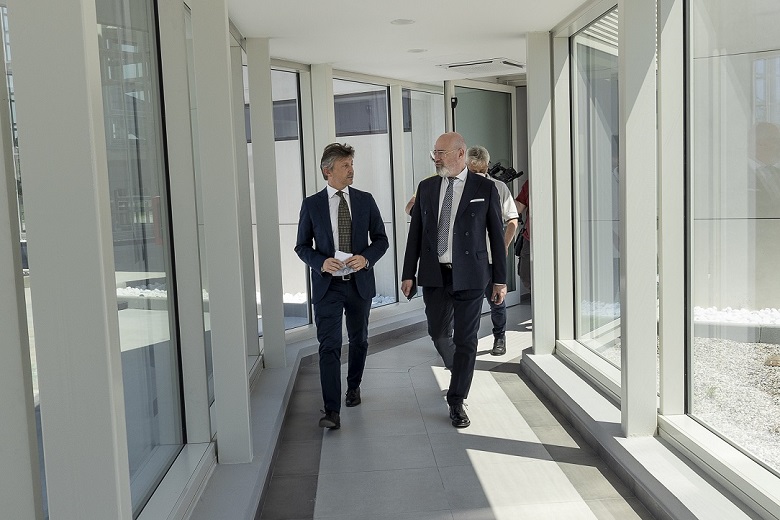 Il CEO di Tecopress Federico Dondi e il presidente Bonaccini in visita alla nuova sede dell'azienda a Dosso (Terre del Reno) di Ferrara