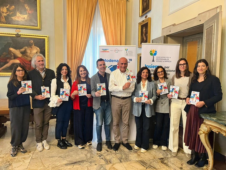 Nella foto la presidente dell'Associazione per la RSI, Elena Salda, l'assessore all'ambiente e all'economia circolare del Comune di Modena, Vittorio Molinari, Silvia Pini, referente organizzativa del Festival, Walter Sancassiani di Focus Lab e alcuni soci dell'Associazione