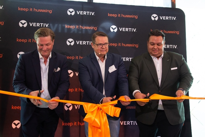 Da sinistra: Karsten Winther, president per l'Europa, il Medio Oriente e l'Africa (EMEA) - Marcus Auer, service operations director Dach - Phil Cullerton, vice president of Services EMEA