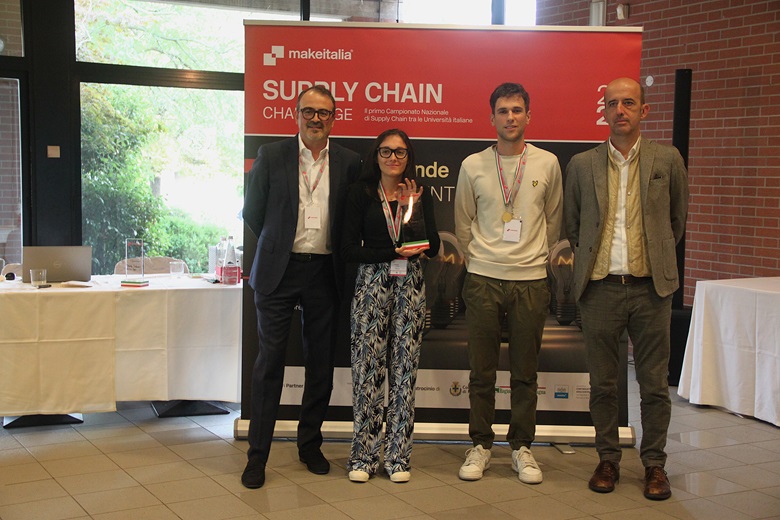 La premiazione dei vincitori della terza edizione: il team dell’Università degli Studi di Brescia, composto da Aurora Saleri e Davide Salandini