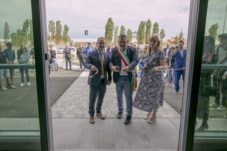 Da sinistra: il presidente di Seft, Paolo Barbieri; il sindaco di San Felice sul Panaro, Michele Goldoni; e la moglie del presidente e direttore finanziario di Seft, Katia Tarter