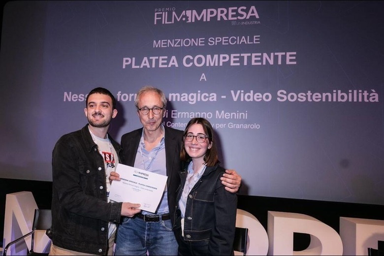 Nella foto Diego De Donà (Chief Operating Officer di Social Content Factory) con due giurati della Platea Competente